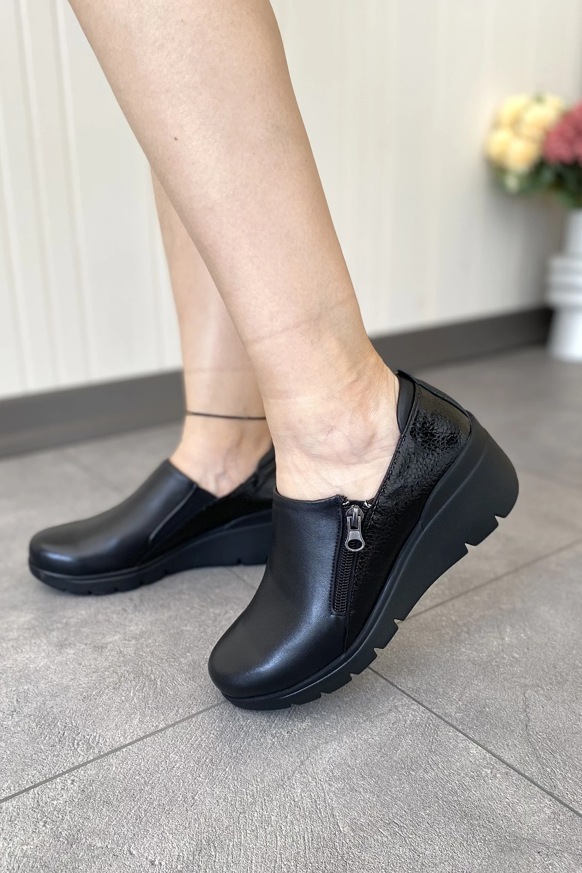 HAKİKİ DERİ SİYAH DOLGU TOPUK GARNİLİ ORTOPEDİK KADIN AYAKKABI  TMD202528