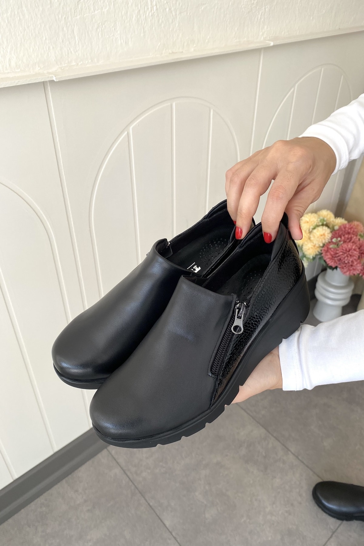 HAKİKİ DERİ SİYAH DOLGU TOPUK GARNİLİ ORTOPEDİK KADIN AYAKKABI  TMD202528