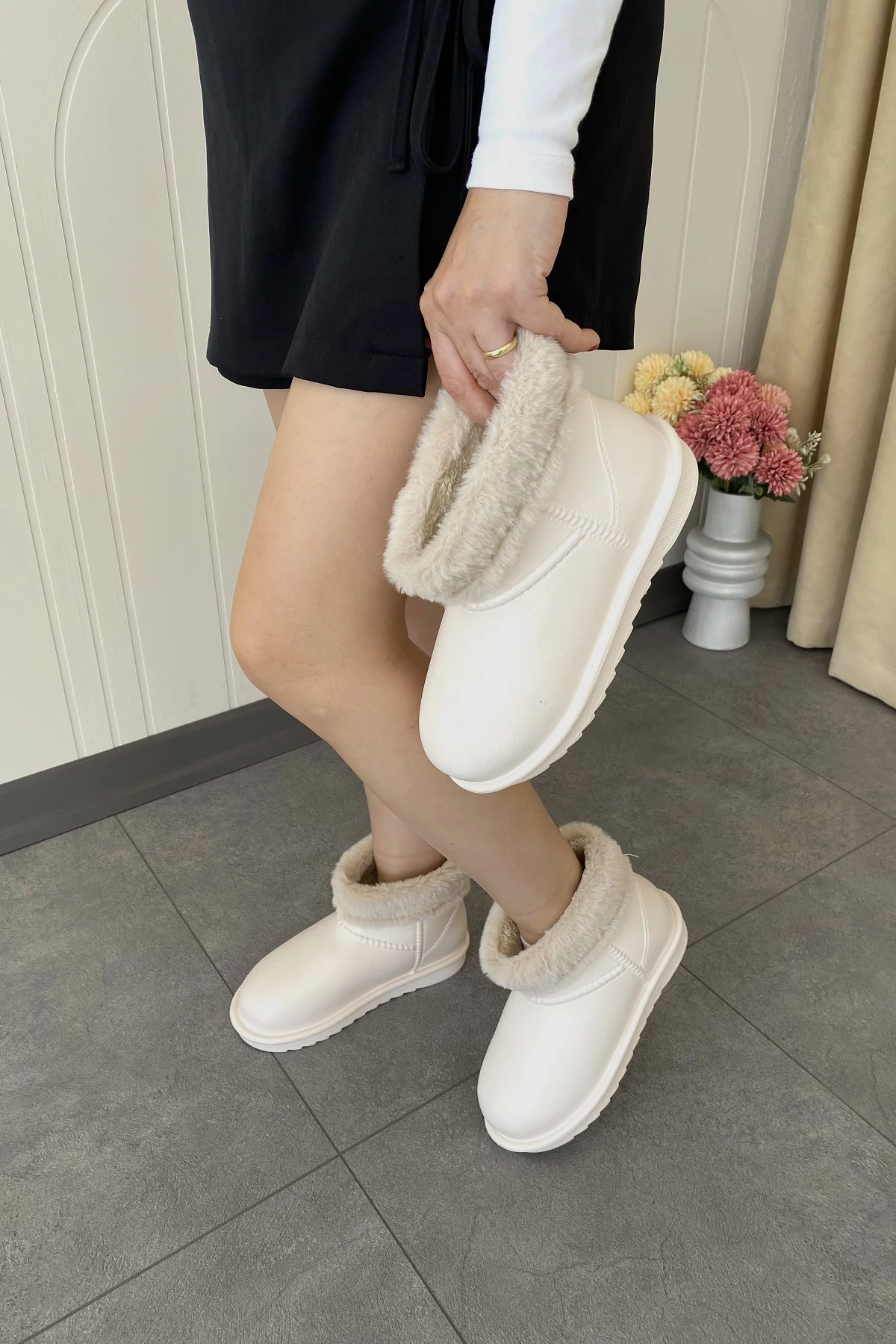 SU GEÇİRMEZ İÇİ KÜRKLÜ KISA KADIN HAFİF YAĞMUR BOTU TMD2025200 - ekru