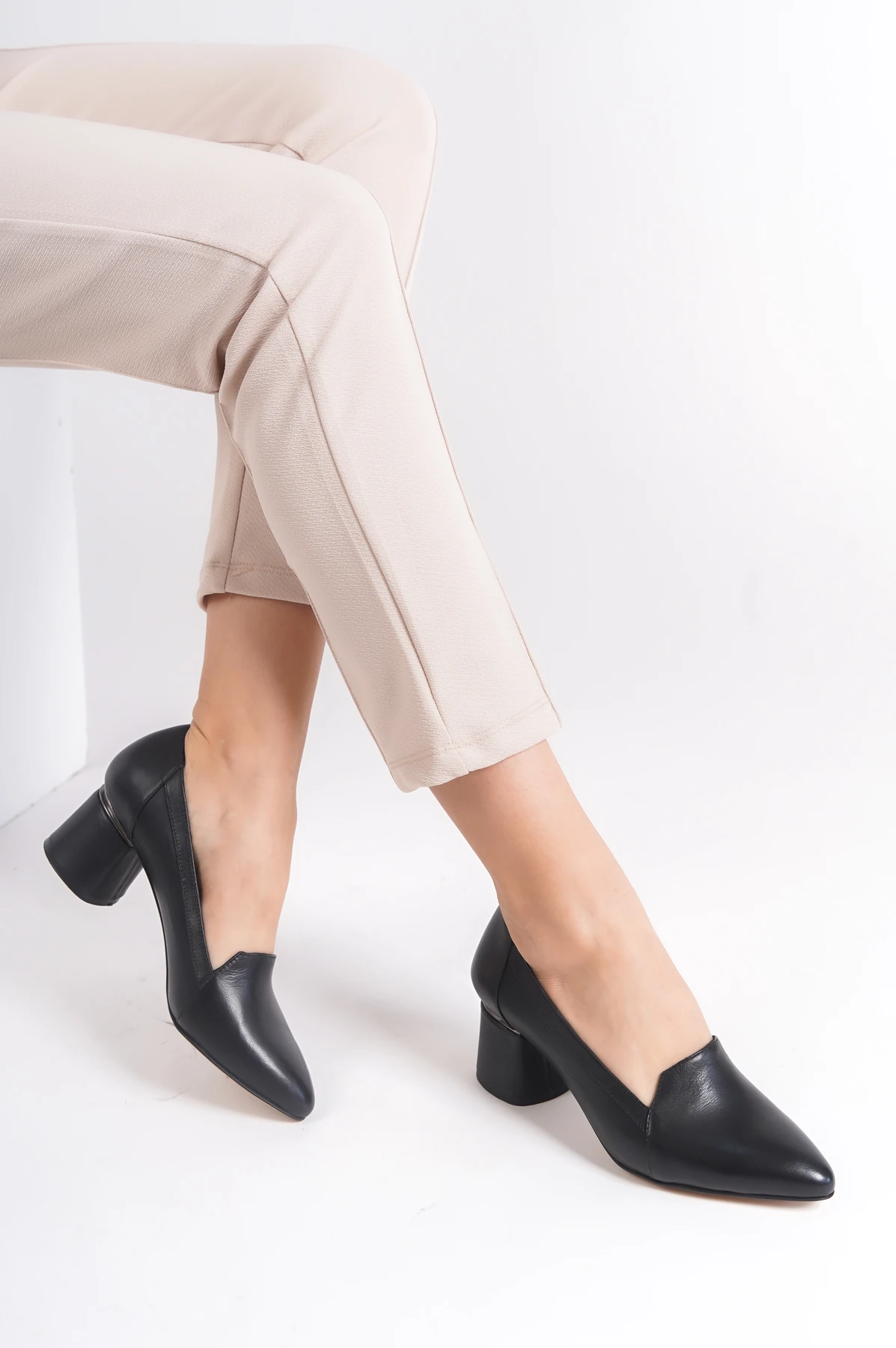 HAKİKİ DERİ SİYAH GALVAİZ TOPUKLU KADI AYAKKABI TMD003