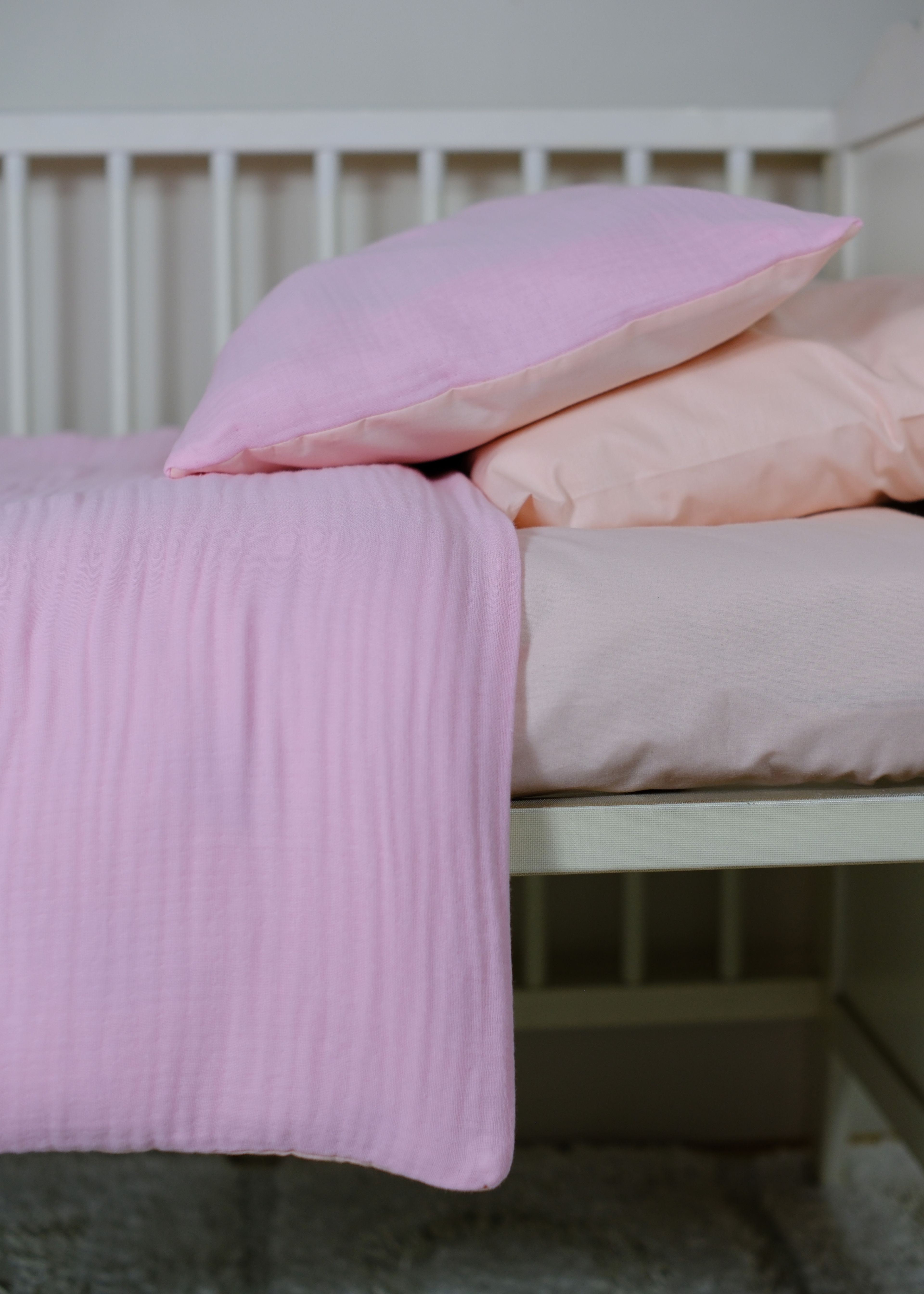 Çift Yönlü Muslin-Akfil Bebek Nevresim Takımı – 2 Yastık Kılıfı + Lastikli Çarşaf