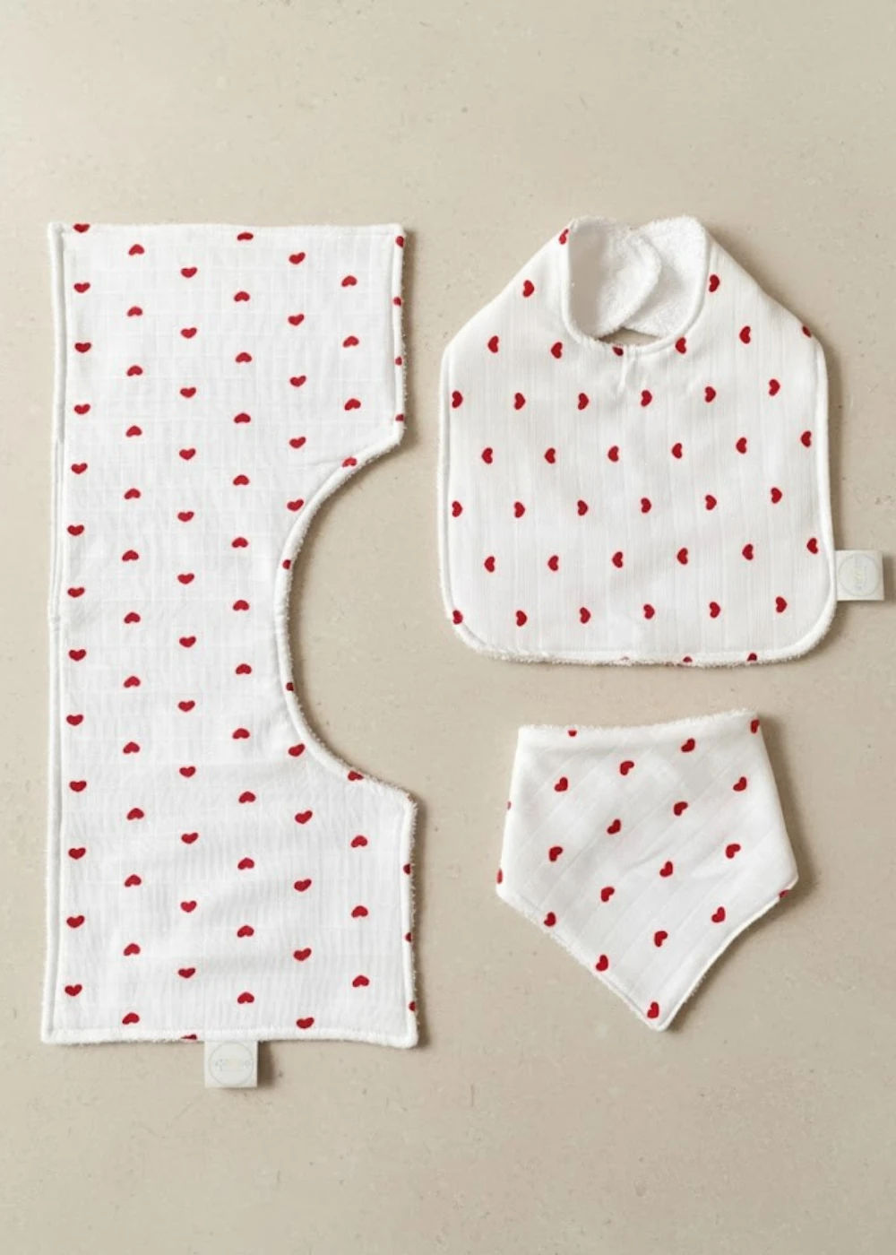 Çift Yönlü %100 Pamuk Muslin & Havlu Bebek Seti – Mama Önlüğü, Salya Önlüğü ve Omuz Bezi