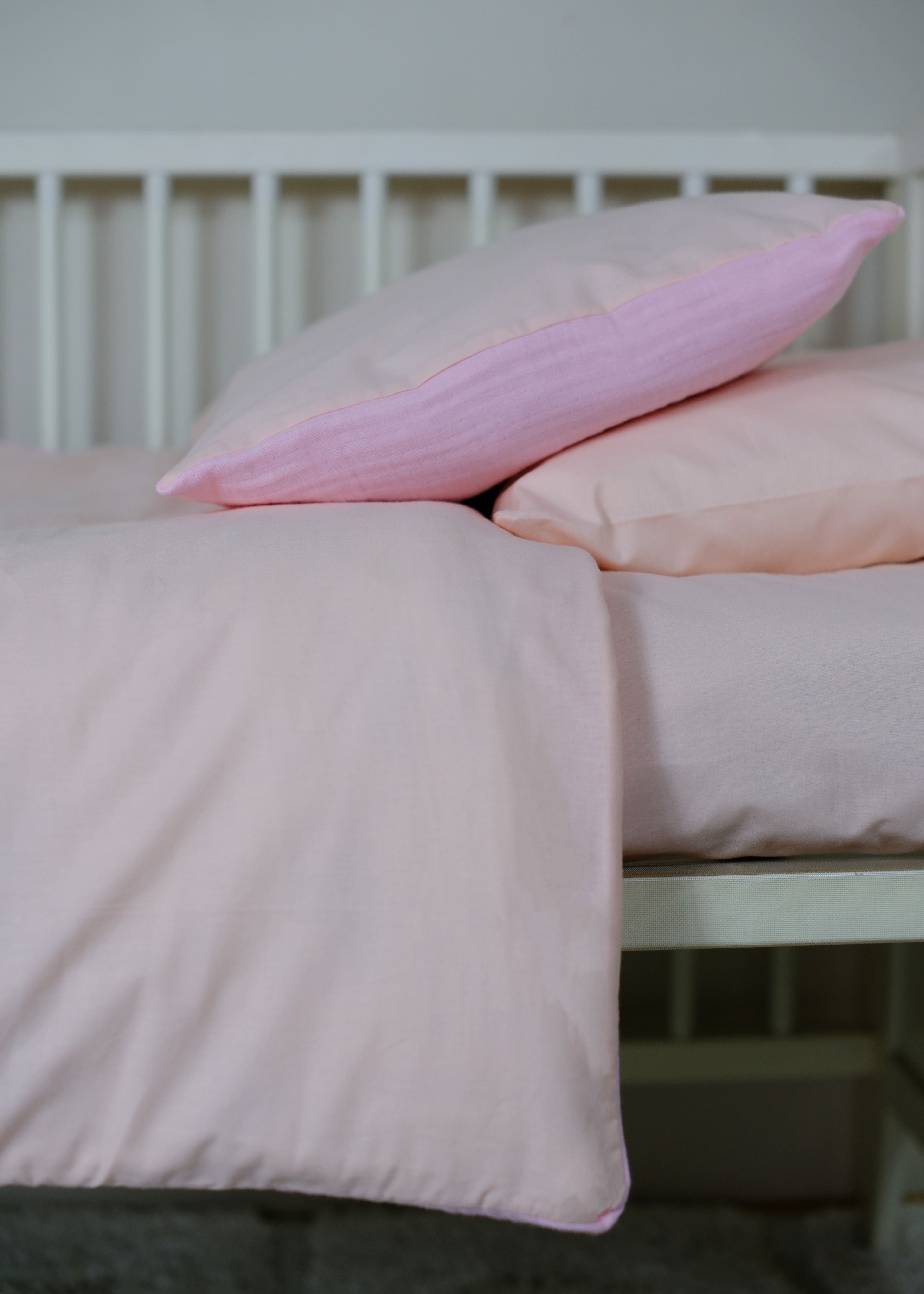 Çift Yönlü Muslin-Akfil Bebek Nevresim Takımı – 2 Yastık Kılıfı + Lastikli Çarşaf