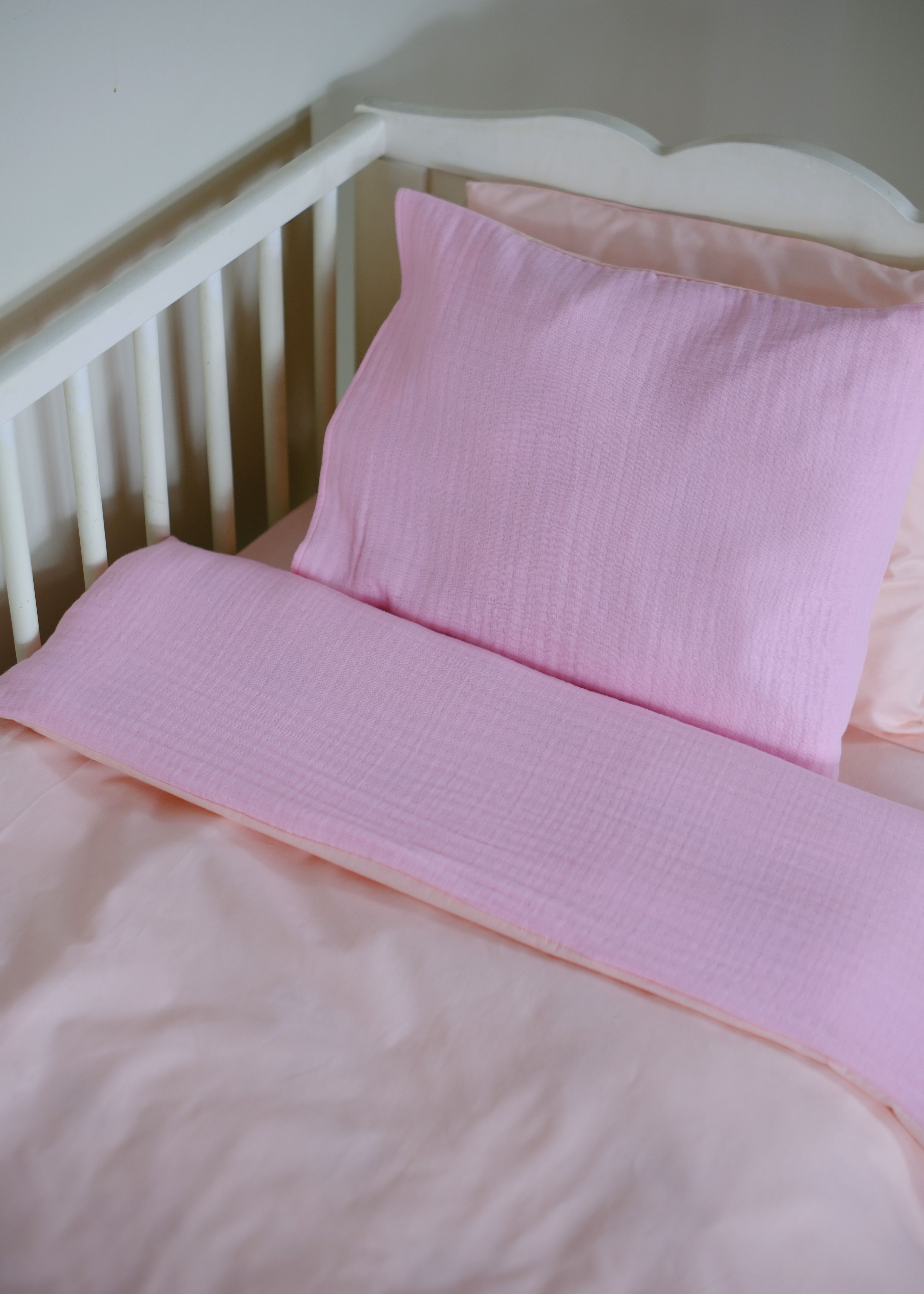 Çift Yönlü Muslin-Akfil Bebek Nevresim Takımı – 2 Yastık Kılıfı + Lastikli Çarşaf