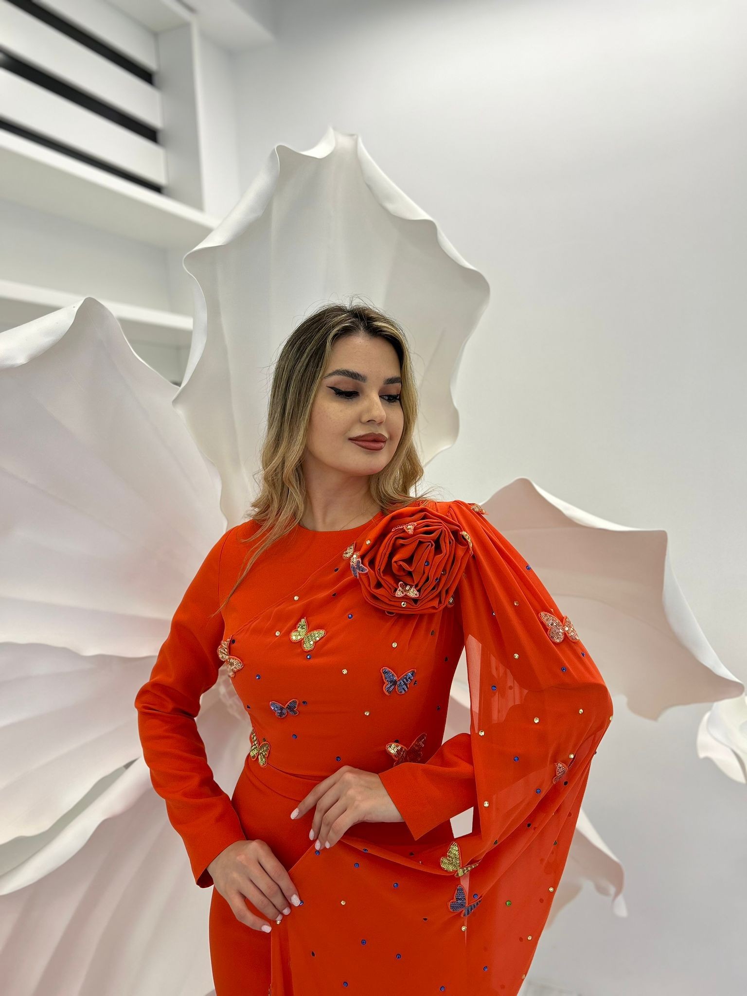 2990 KELEBEK DETAYLI ŞİFON ELBİSE
