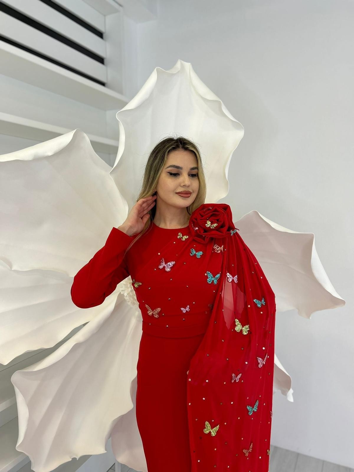 2990 KELEBEK DETAYLI ŞİFON ELBİSE - KIRMIZI