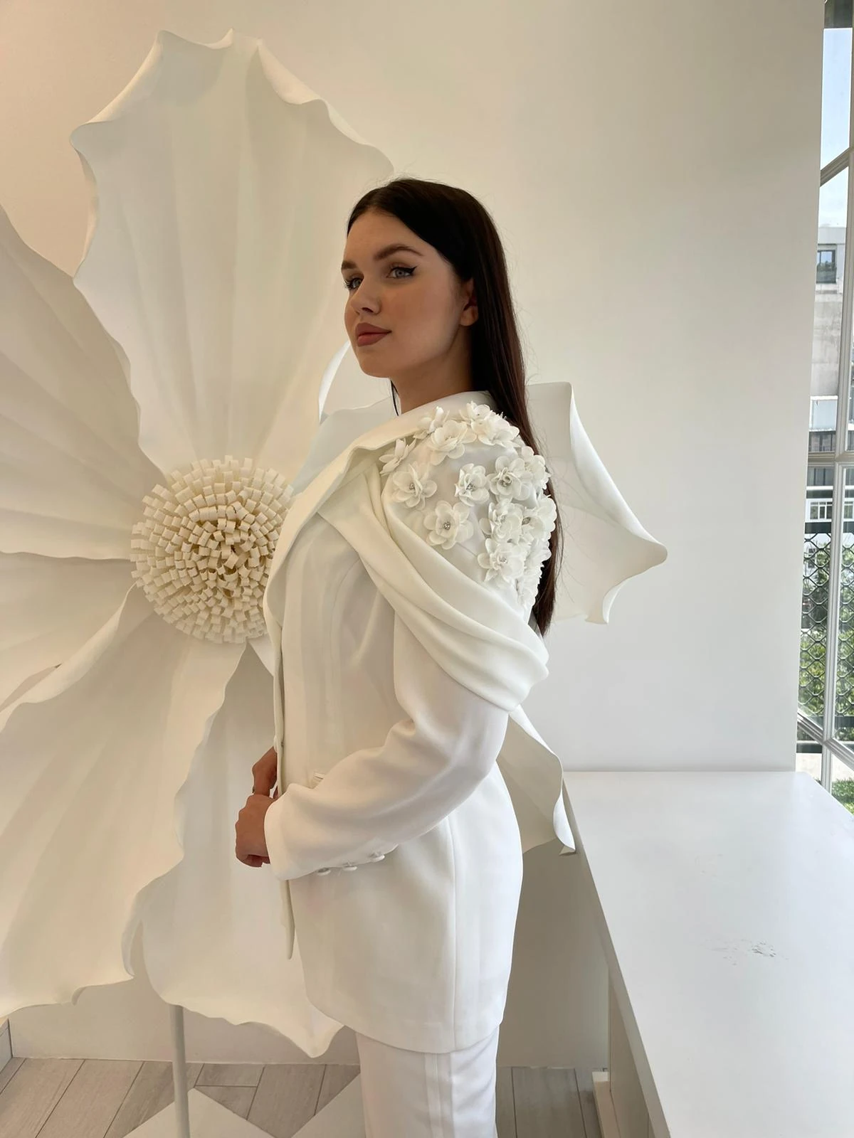 3059 ÇİÇEK DETAYLI TASARIM ÜÇLÜ TAKIM ELBİSE