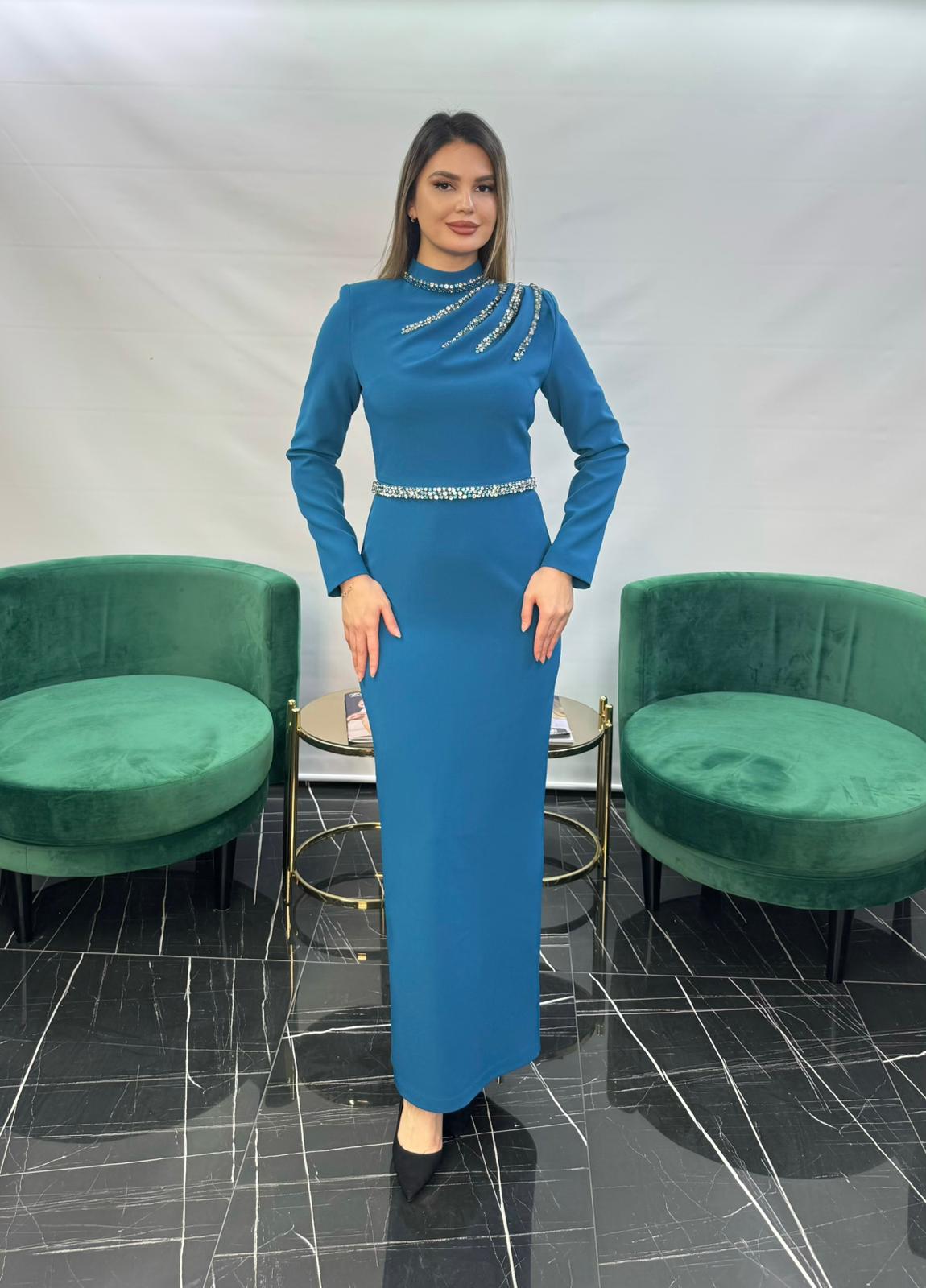 3264 TAŞ İŞLEMELİ ÖZEL TASARIM ELBİSE - PETROL