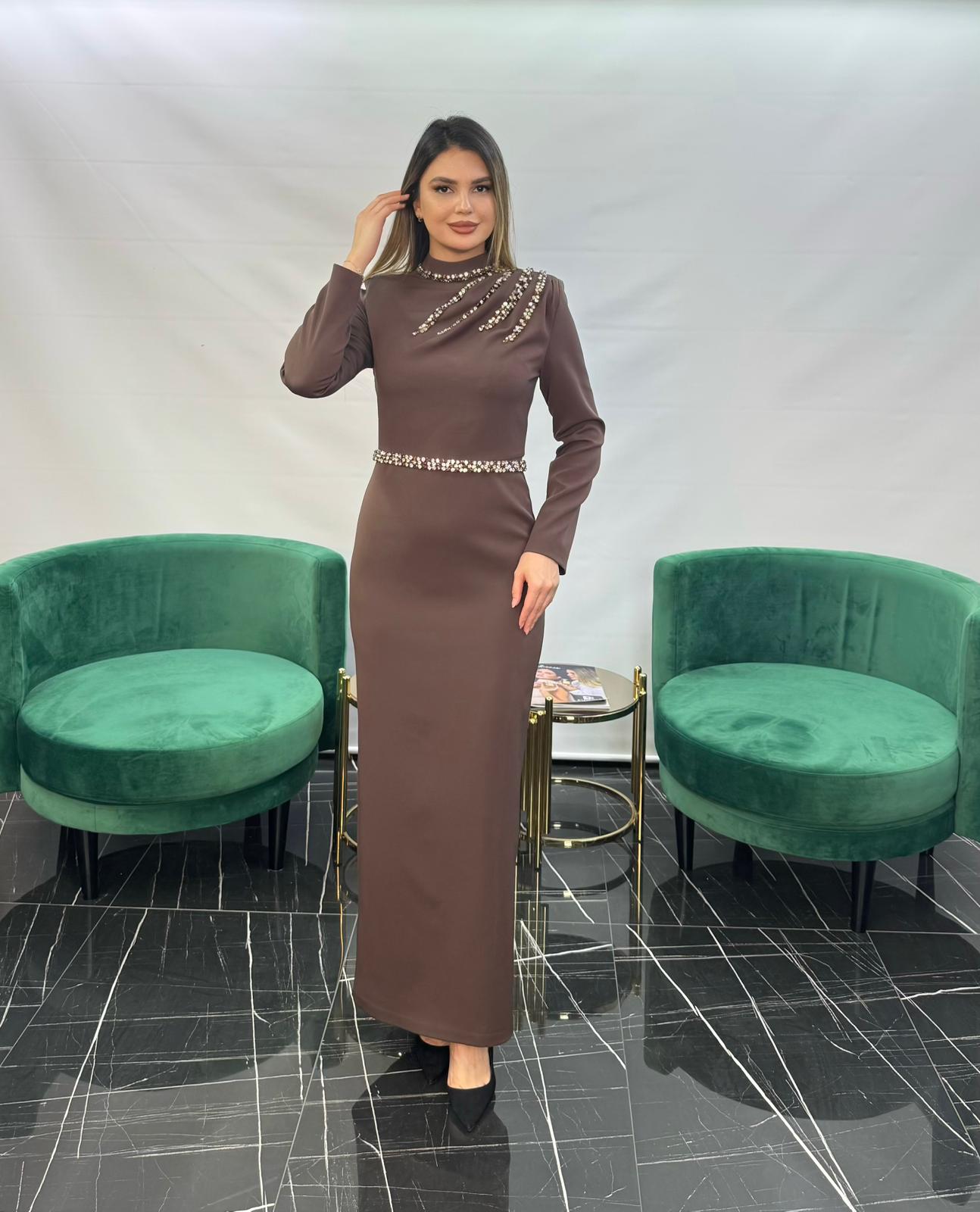 3264 TAŞ İŞLEMELİ ÖZEL TASARIM ELBİSE - KAHVE