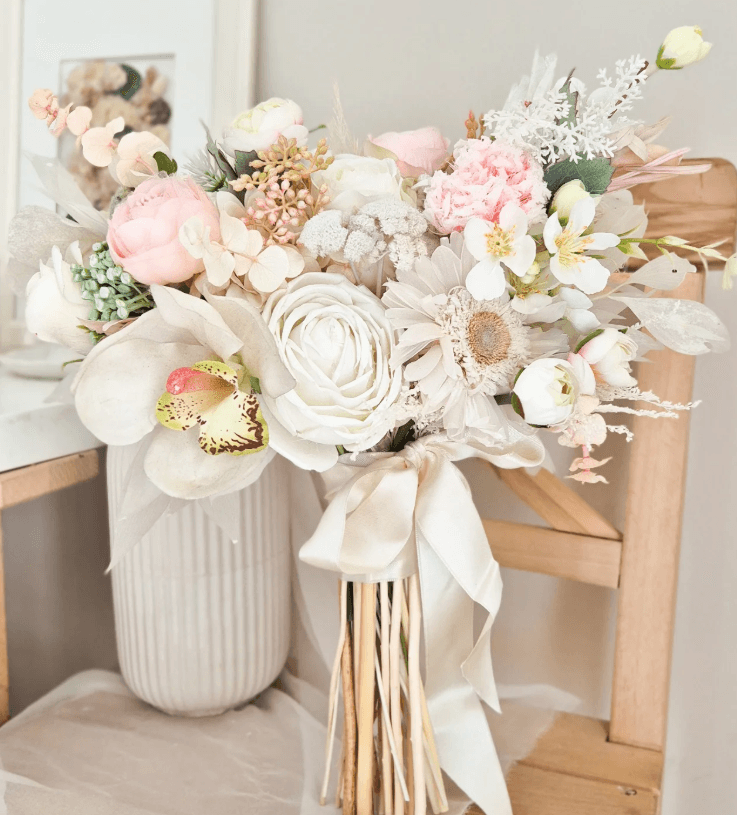 BEYAZ GERBERA VE GÜL GELİN BUKETİ