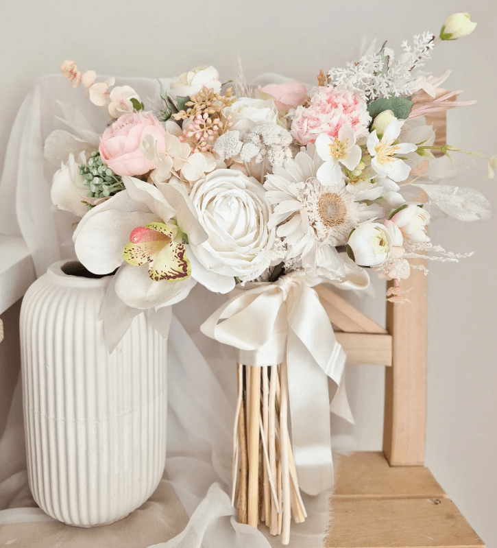 BEYAZ GERBERA VE GÜL GELİN BUKETİ