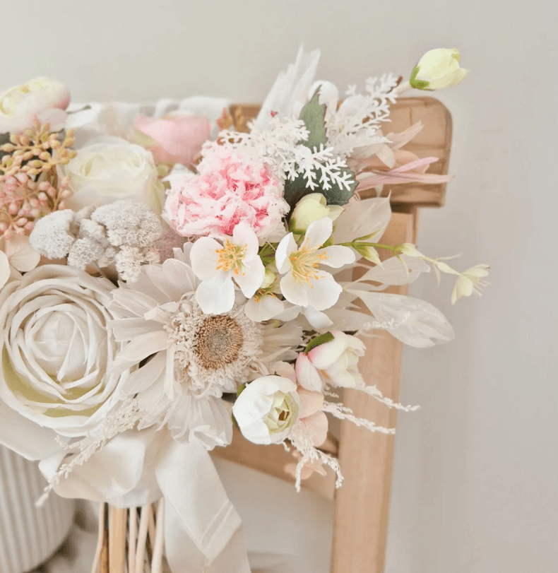 BEYAZ GERBERA VE GÜL GELİN BUKETİ
