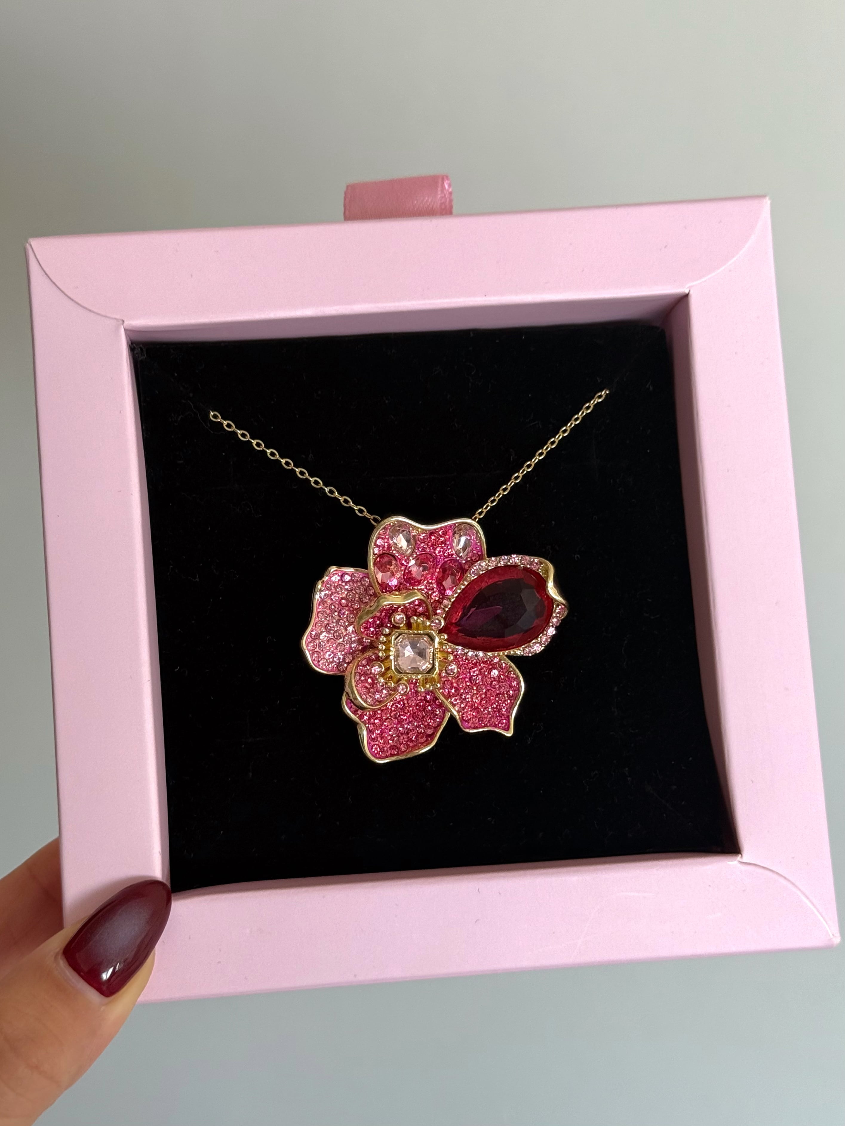 Pembe Kristal Taşlı Çiçek Kolye