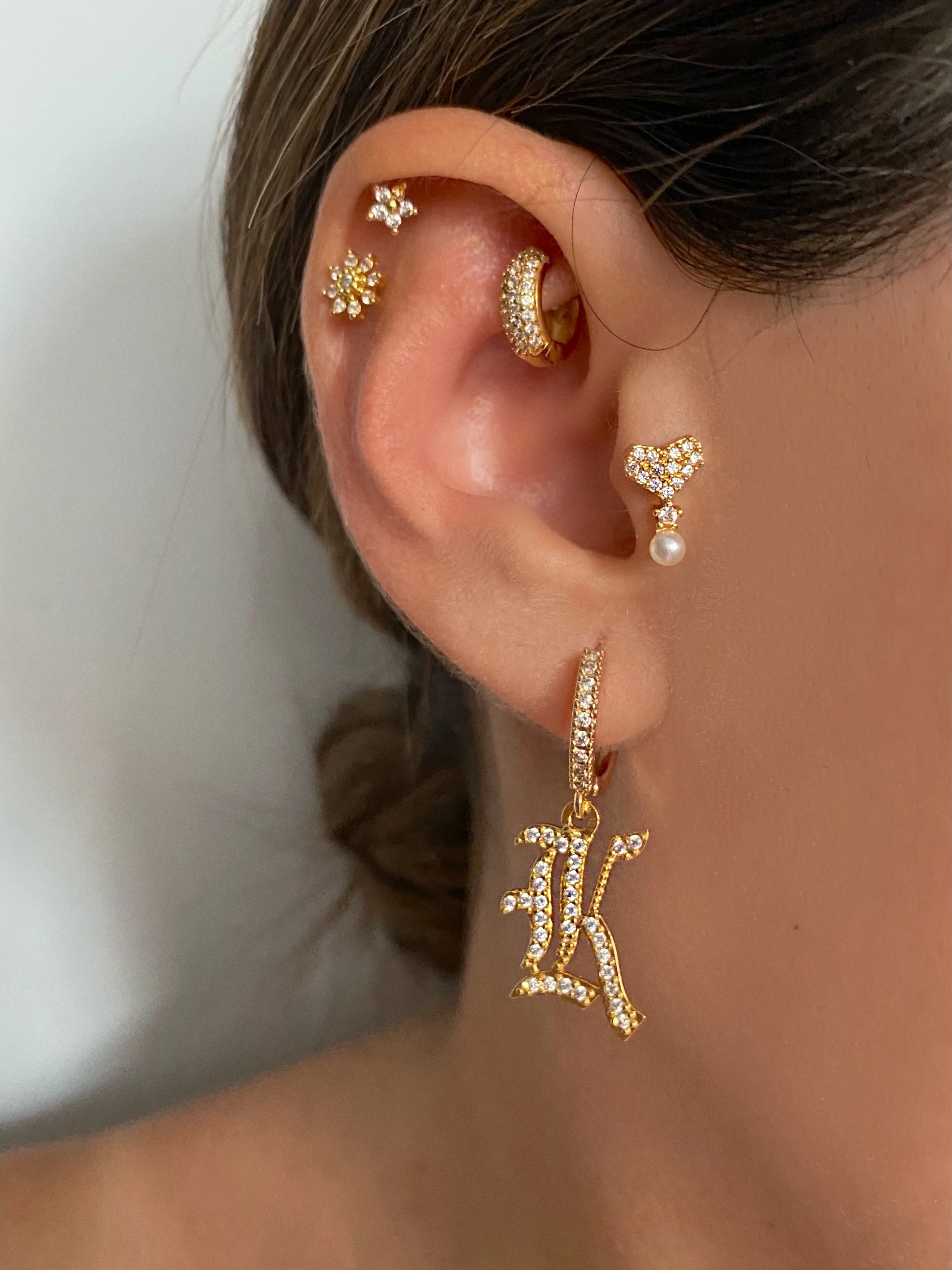 Taşlı Old English Harf Küpe