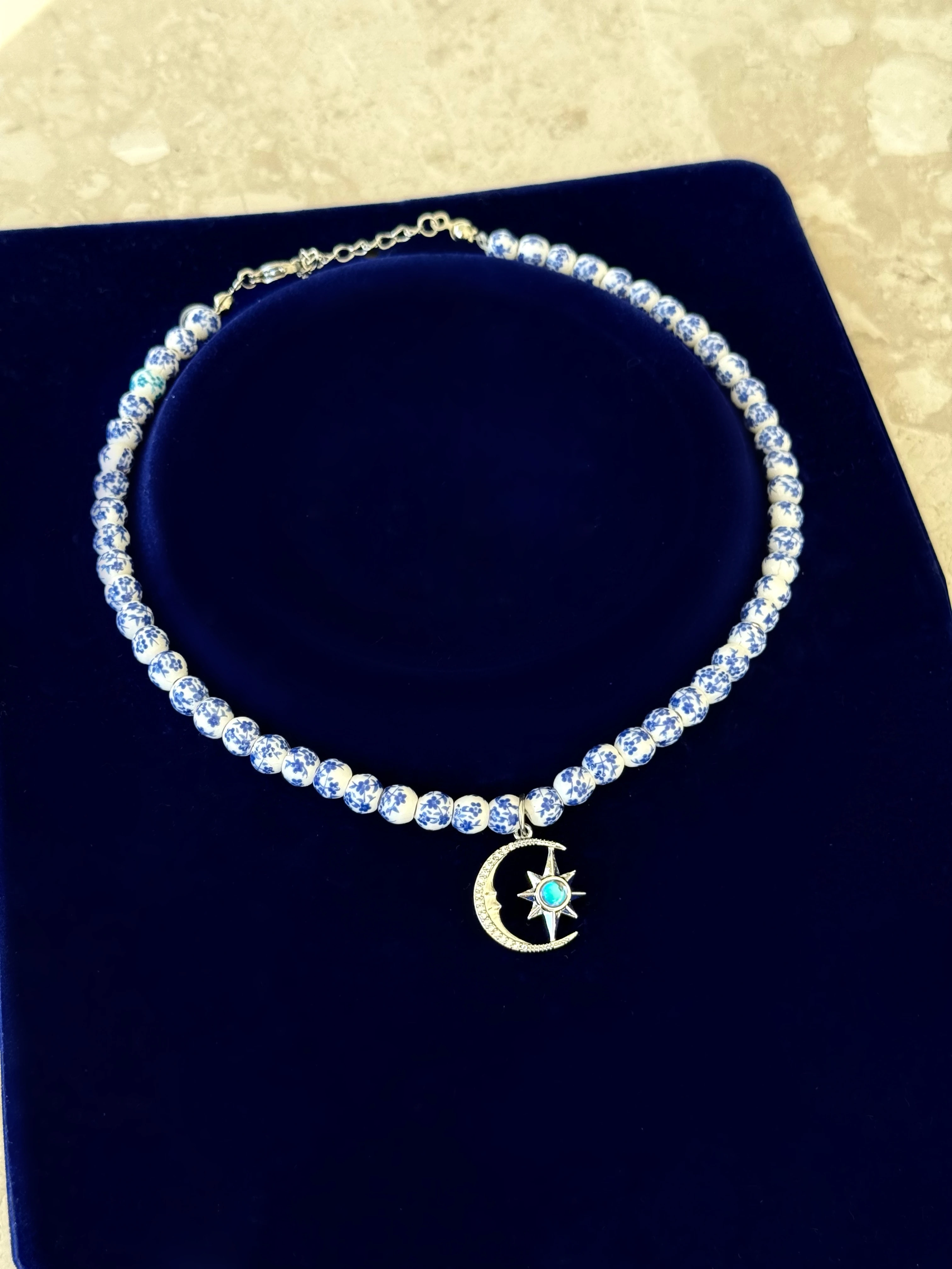 Hilal Detaylı Mavi Tasarım Kolye