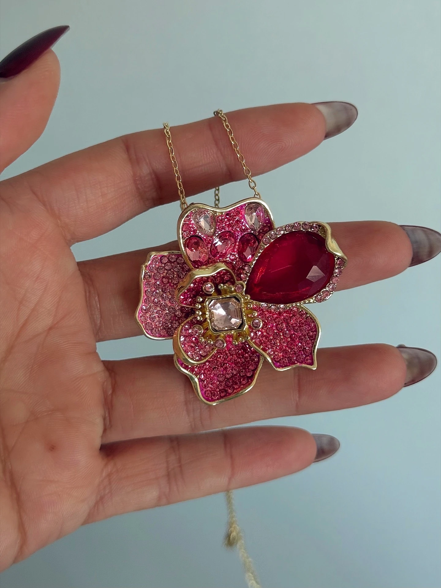 Pembe Kristal Taşlı Çiçek Kolye