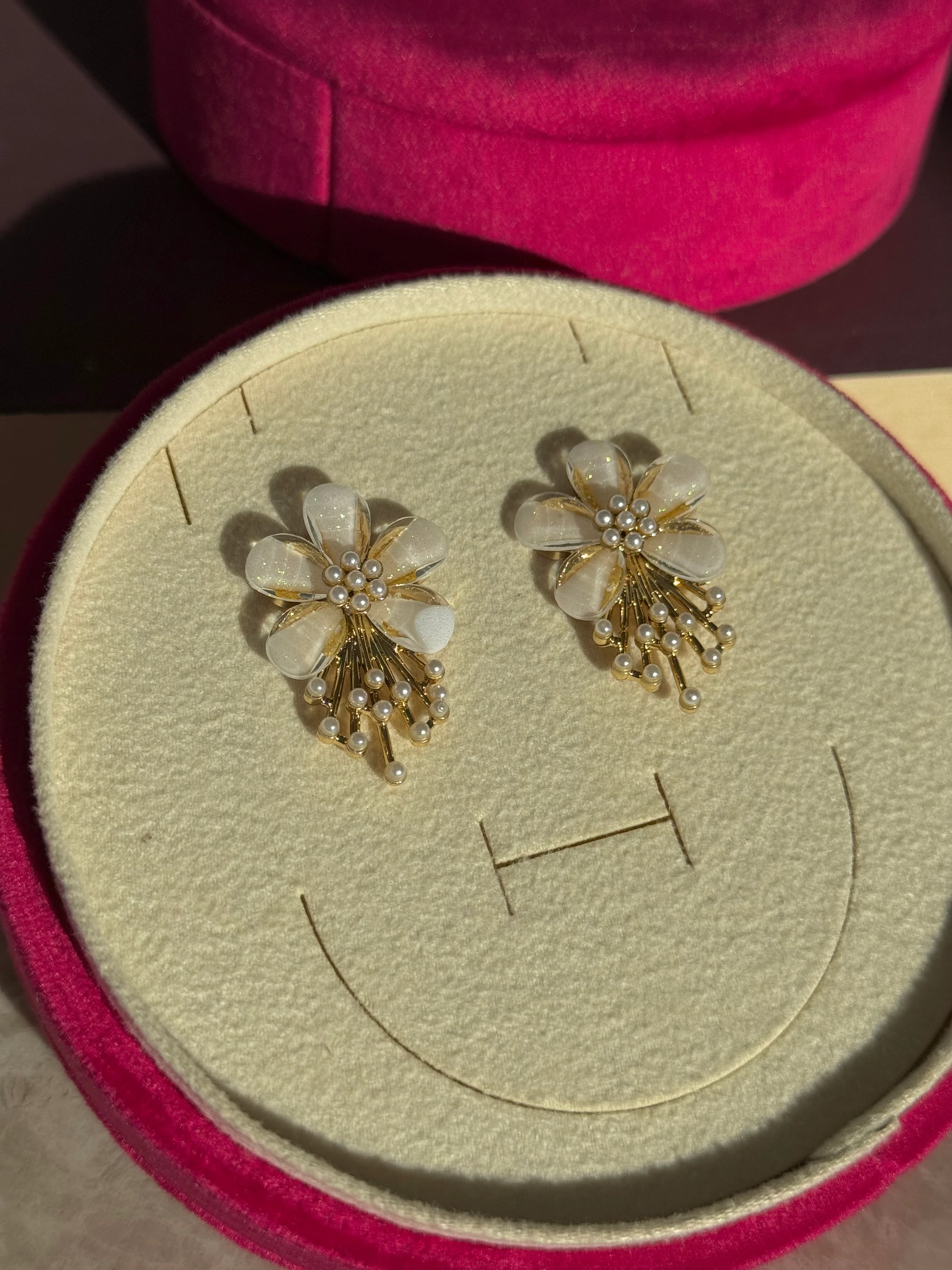 Beyaz Çiçek Detay Küpe