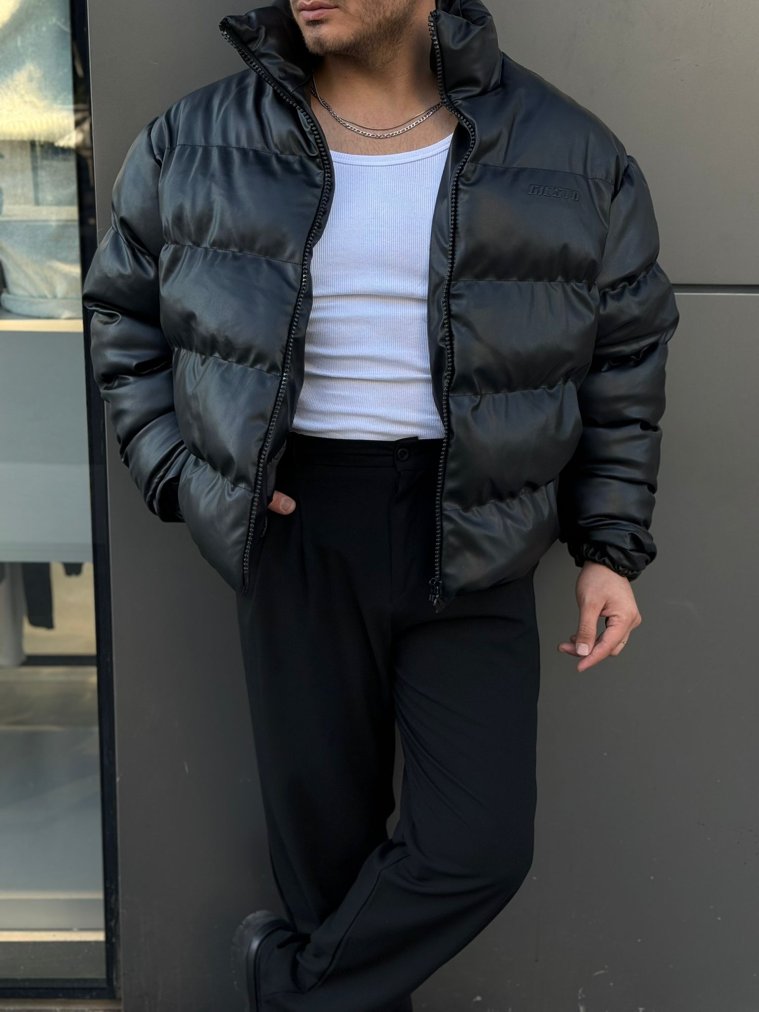 Minimal Baskılı Şişme Mont - Siyah