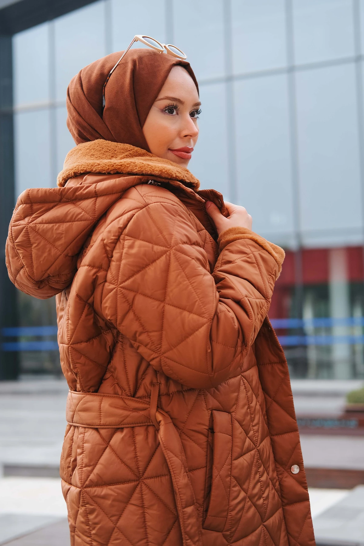 Kadın Kürk Detaylı Kemerli Şişme Mont