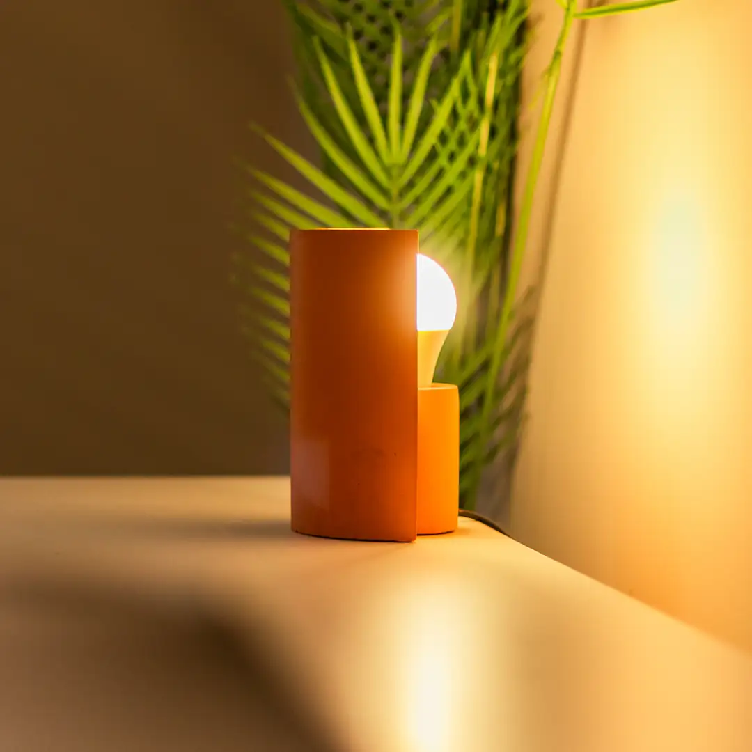 &nbsp; Işık, sadece karanlığı dağıtmaz; aynı zamanda en güzel anıların sahnesini kurar. Tasarımın ham gücünü ve betonun sıcak dokusunu bir araya getiren LUMA, bu 14 Şubat’ta sevgilinize sunabileceğiniz en niş ve kalıcı hikayelerden biridir.&nbsp;&nbsp;