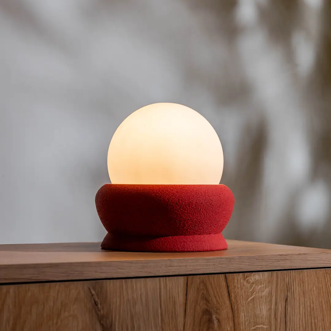 &nbsp; Bazı hediyeler sadece bir eşyadır, OVO ise mekanın ruhunu değiştiren bir hikayedir. Betonun brüt estetiğini yumuşak bir ambiyans ışığıyla buluşturan OVO, bu 14 Şubat’ta sevdiğinize sunabileceğiniz en seçkin ve zamansız tasarımlardan biri.&nbsp;&nbsp;