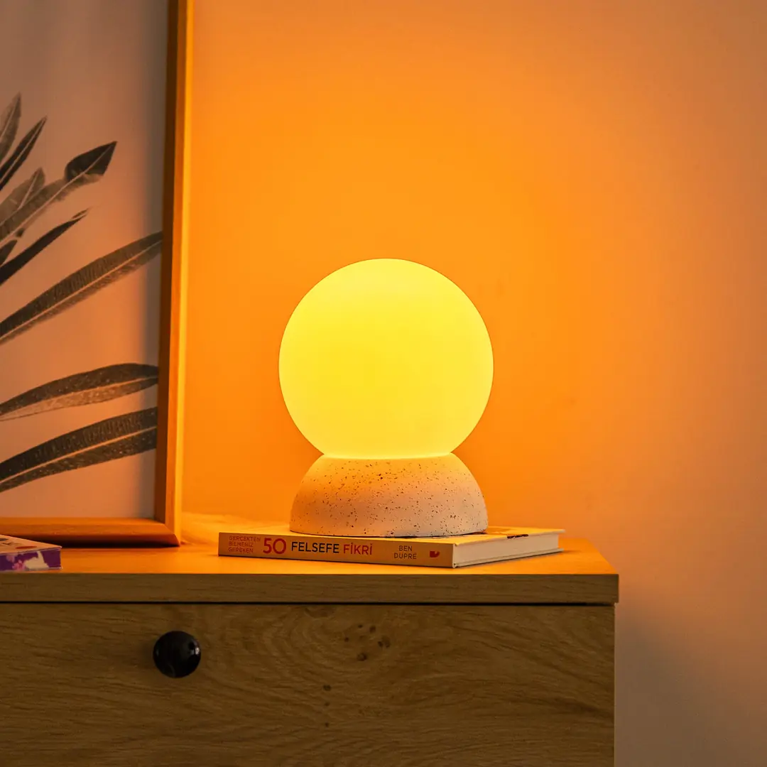 Bu Sevgililer Günü’nde ona sıradan bir hediye değil, her detayında özen barındıran sanatsal bir ışık sunun. Çünkü gerçek sevgi, en zarif ayrıntılarda saklıdır.