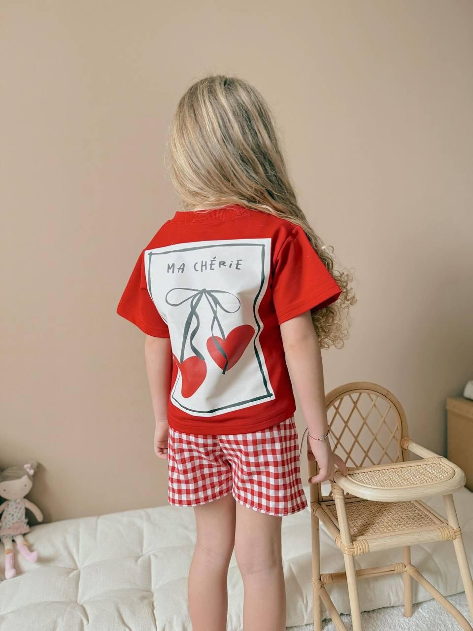 kırmızı baskılı t-shirt ve şort