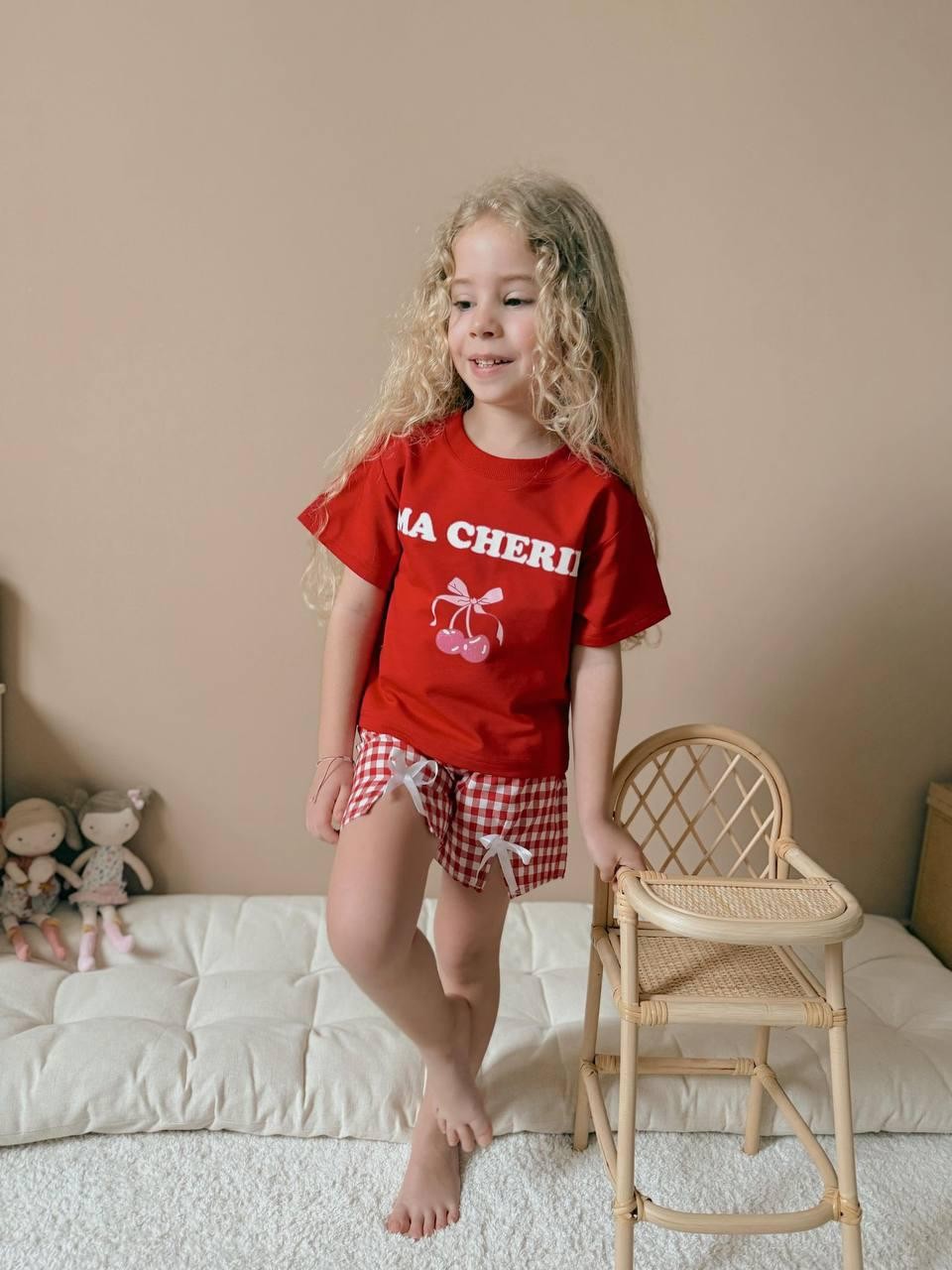 kırmızı baskılı t-shirt ve şort