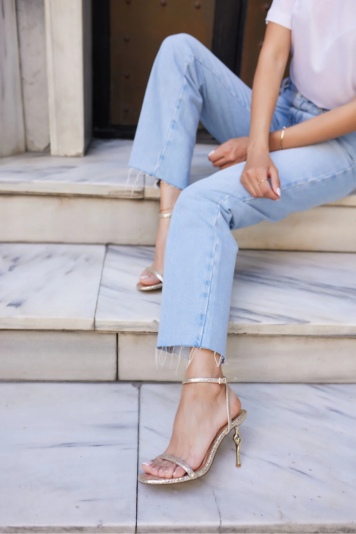 ALEC KADIN ALTIN DORE DESENLİ TEK BANT TOPUKLU SANDALET