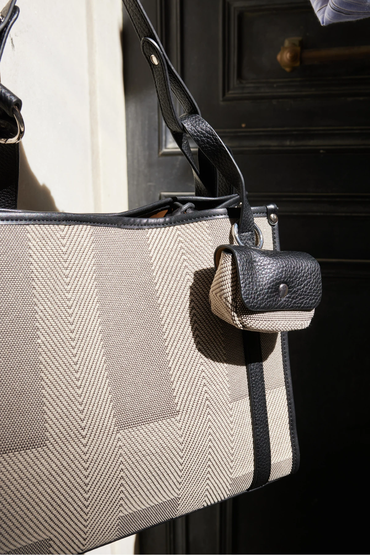 FLOFY KADIN GRİ SİYAH KUMAŞ İTHAL OMUZ ÇANTA