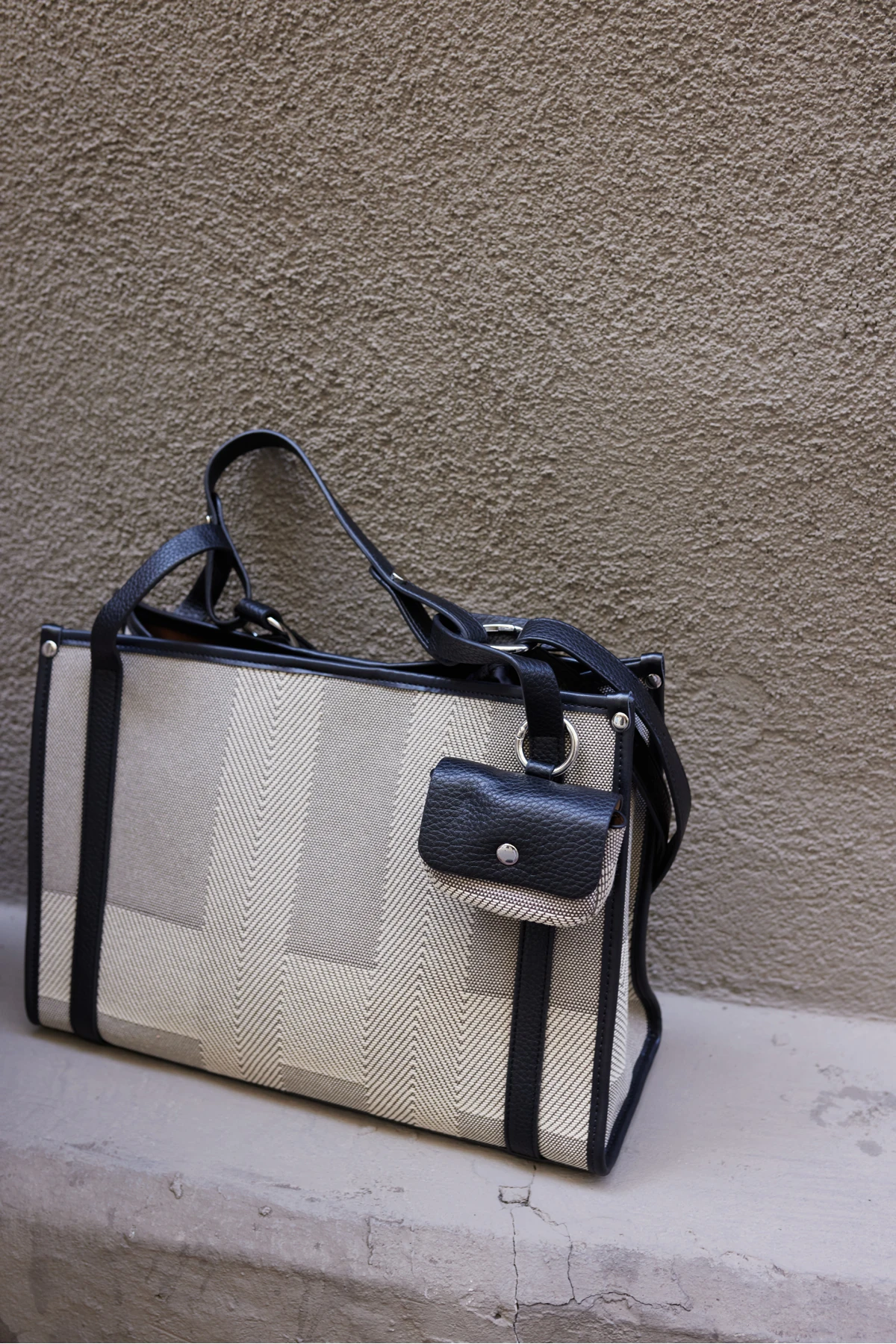 FLOFY KADIN GRİ SİYAH KUMAŞ İTHAL OMUZ ÇANTA