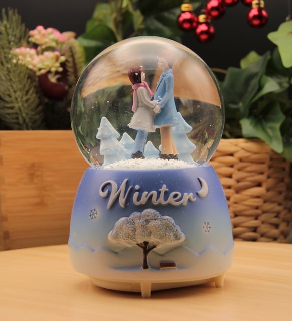 Kişiye Özel Winter Orta Boy Işıklı Müzikli Kar Küre
