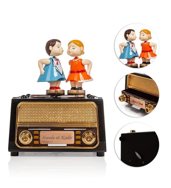 İsme Özel Hareket Eden ve Öpüşen Çift Nostaljik Müzik ve Takı Kutusu