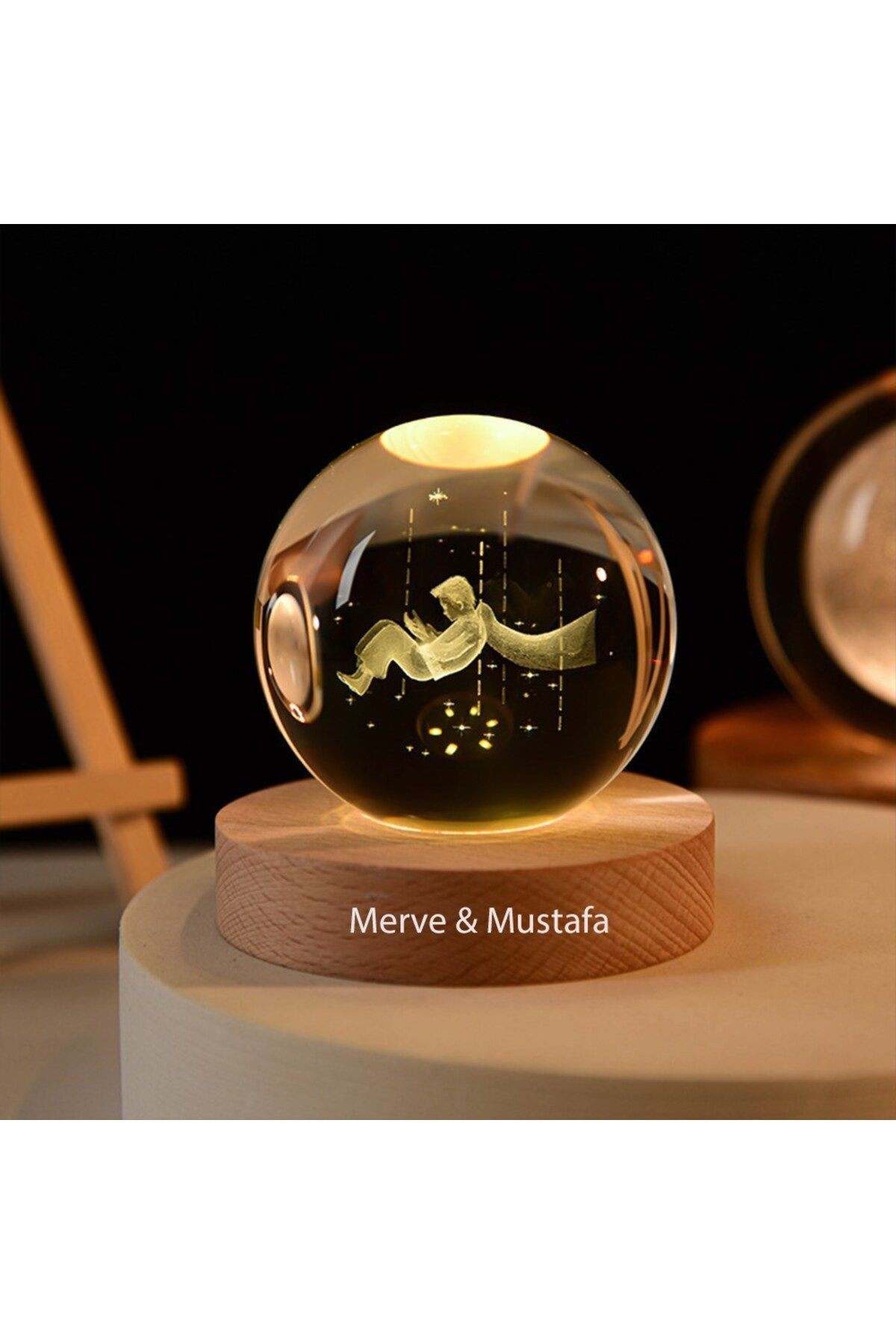 Kişiye Özel Işıklı Ahşap Kaideli Küçük Prens Temalı Cam Küre 8*6cm