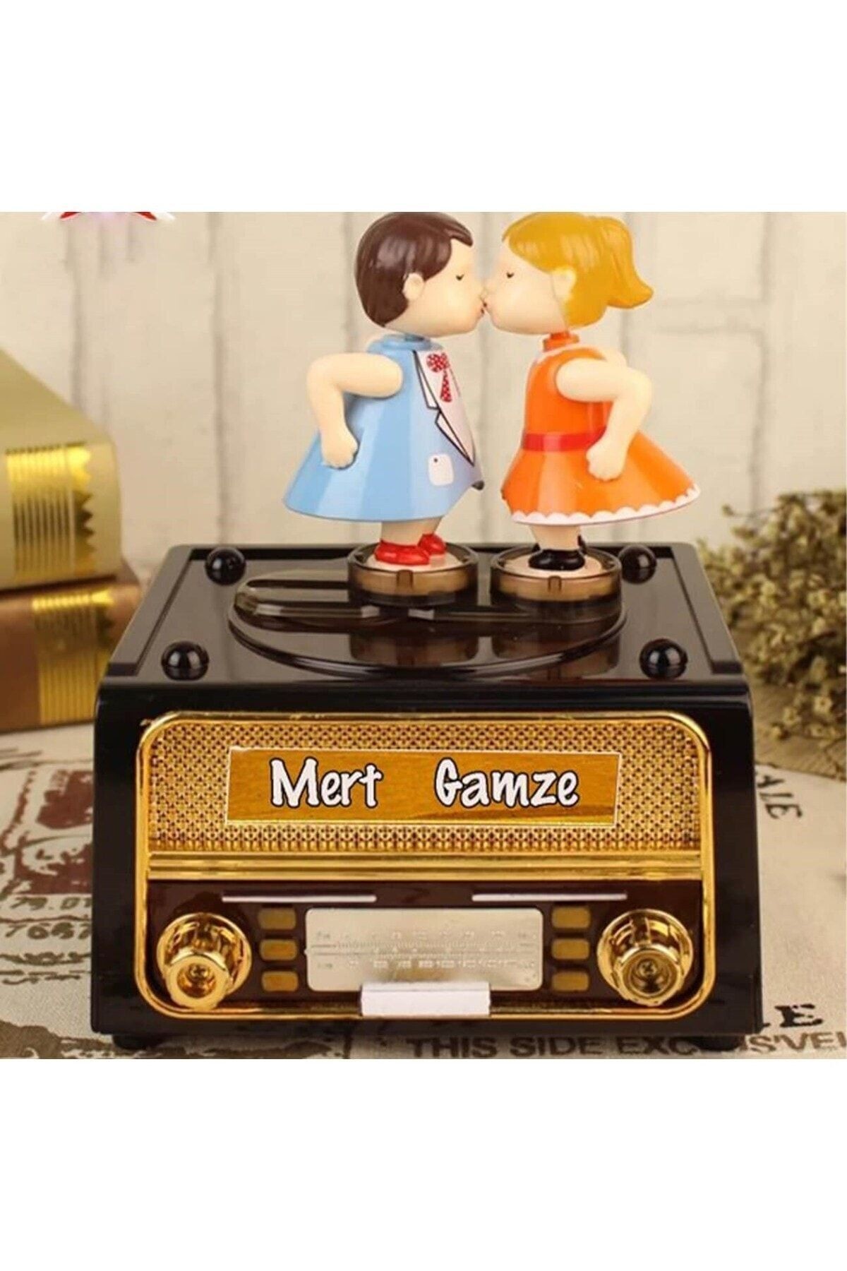 Kişiye Özel Hareket Eden ve Öpüşen Çift Nostaljik Müzik ve Takı Kutusu