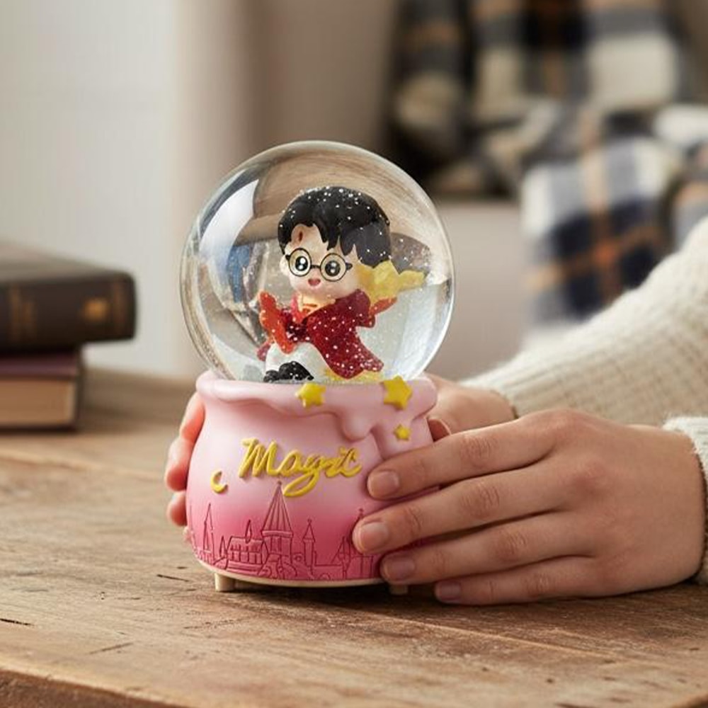 Büyülü Kar Küresi - Sihirli Okul Temalı Büyük Boy Püskürtmeli Kırmızı Cübbeli Figür Işıklı Dekor