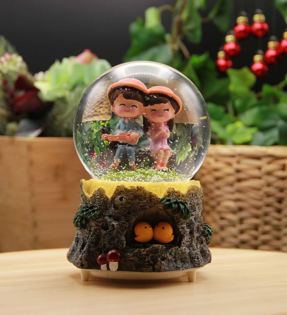 Kütük Üzerinde Oturan Sevgililer Işıklı Müzikli Orta Boy Kar Küresi