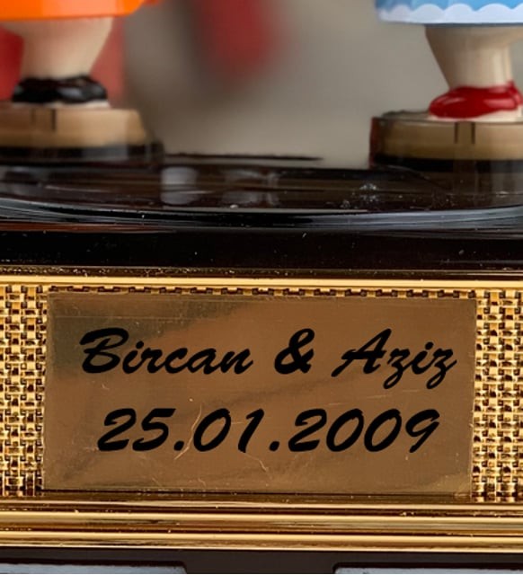 İsme Özel Hareket Eden ve Öpüşen Çift Nostaljik Müzik ve Takı Kutusu