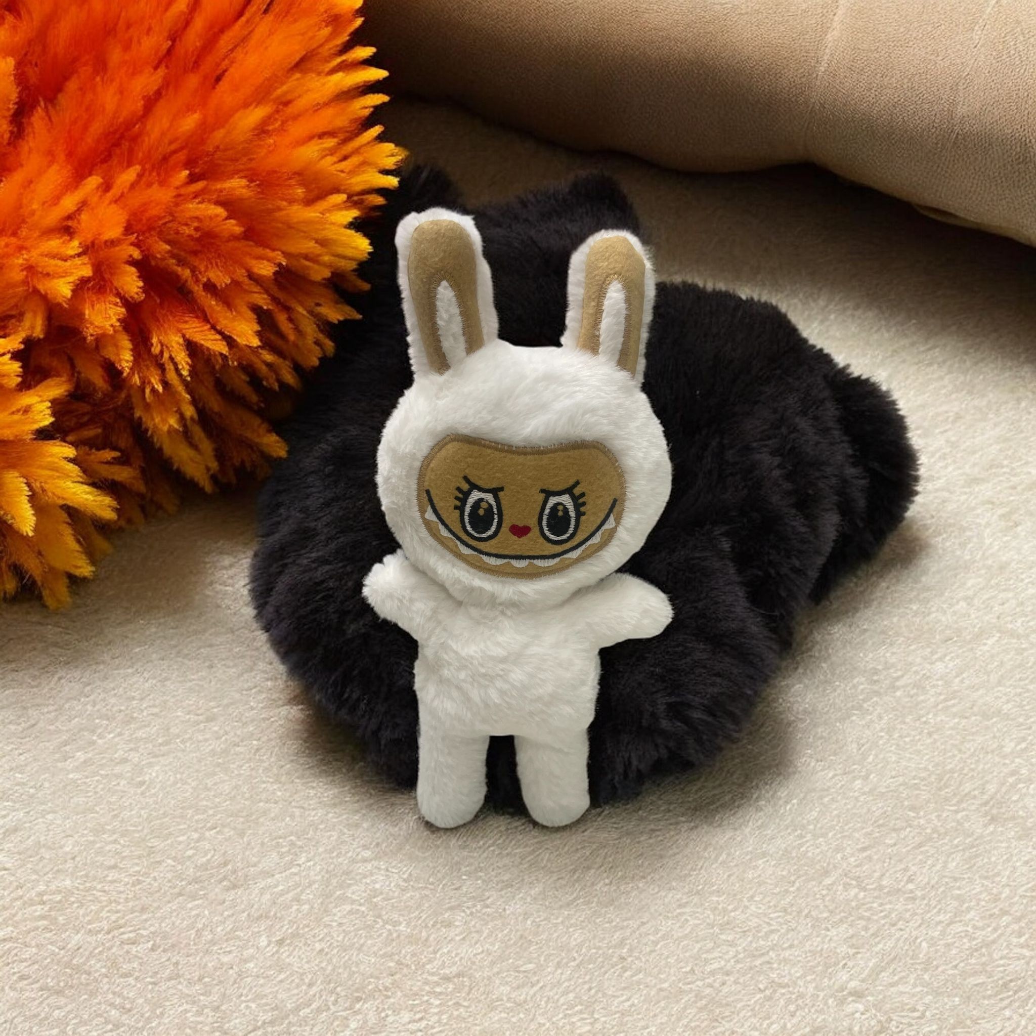 Mini Beyaz Tavşan Kostümlü Labubu Peluş Oyuncak