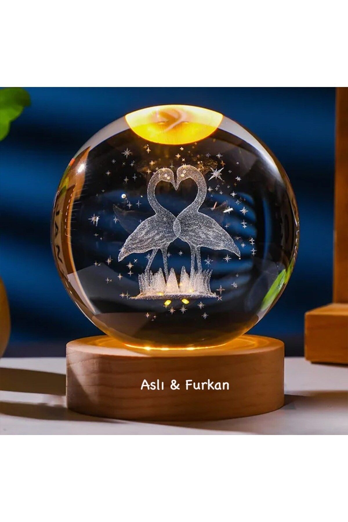 Kişiye Özel Işıklı Ahşap Kaideli Flamingo Çifti Temalı Cam Küre 8cm*6cm