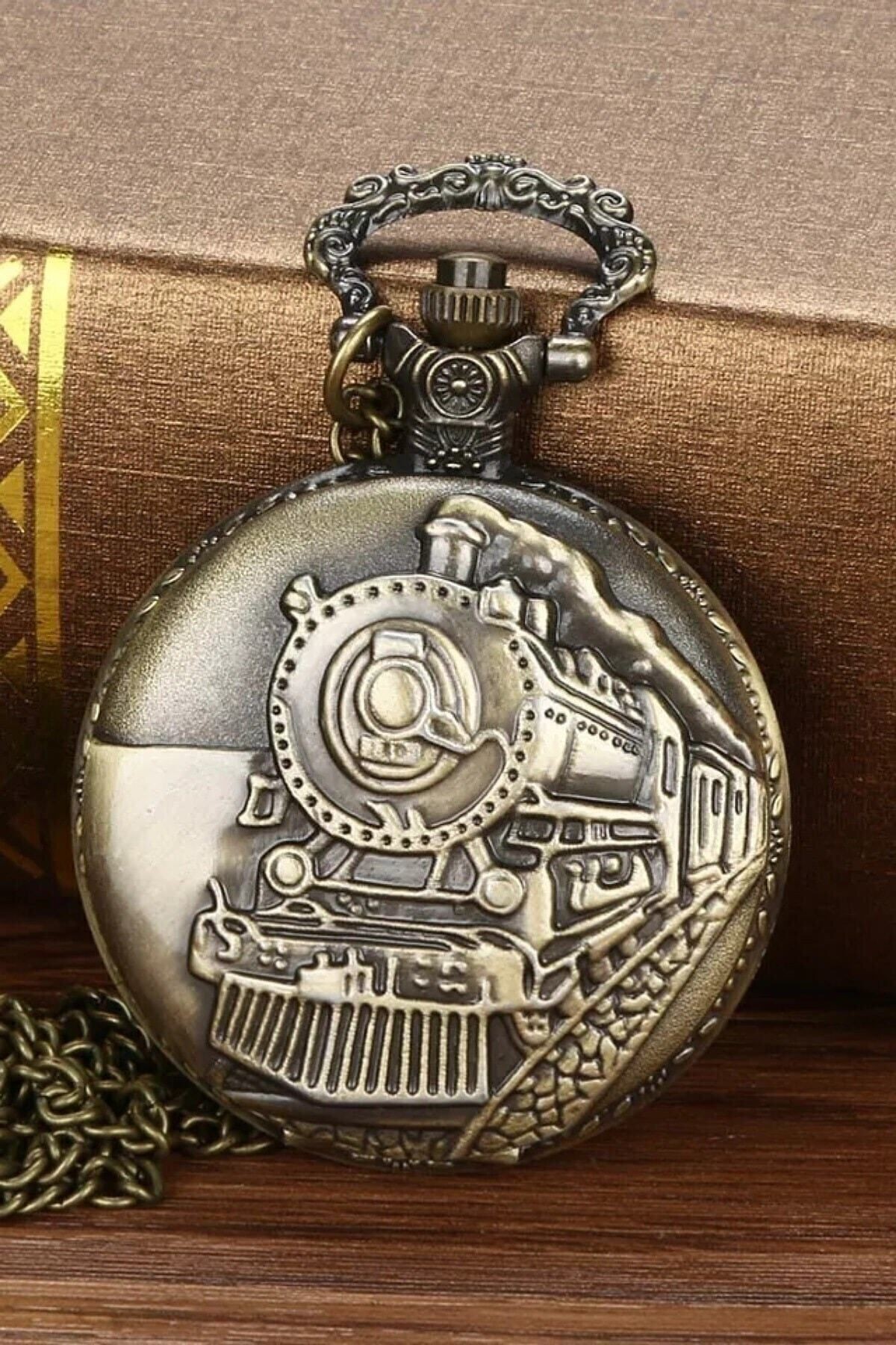 Kabartmalı Tren Temalı Köstekli Cep Saati