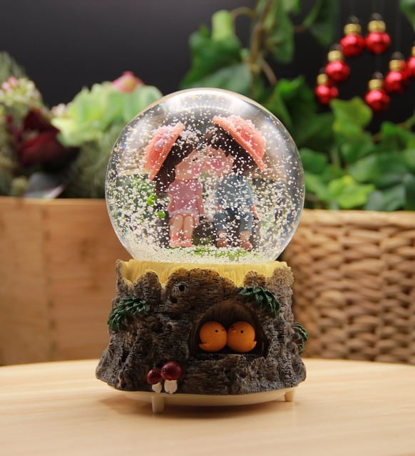 Kütük Üzerinde Oturan Romantik Sevgililer Işıklı Müzikli Orta Boy Kar Küresi