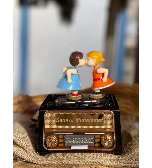 İsme Özel Hareket Eden ve Öpüşen Çift Nostaljik Müzik ve Takı Kutusu