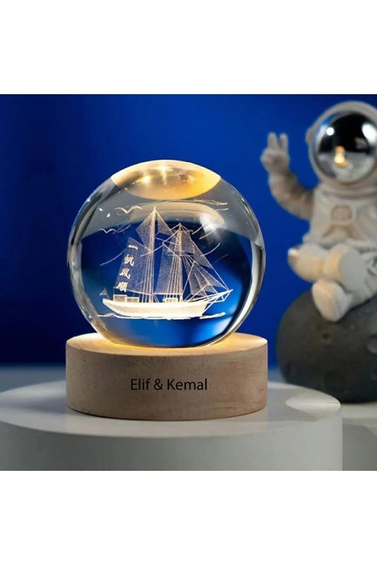 Kişiye Özel Işıklı Ahşap Kaideli Yelkenli Gemi Temalı Cam Küre 8*6cm