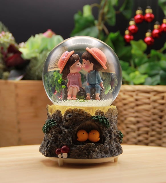 Kütük Üzerinde Oturan Romantik Sevgililer Işıklı Müzikli Orta Boy Kar Küresi