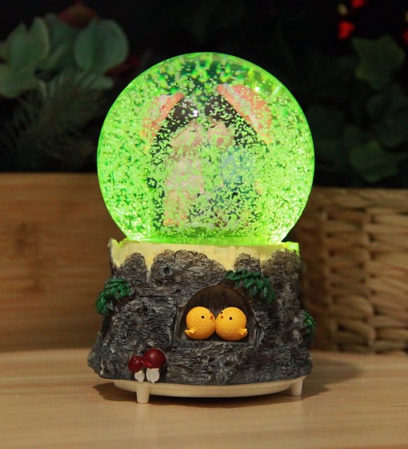 Kütük Üzerinde Oturan Romantik Sevgililer Işıklı Müzikli Orta Boy Kar Küresi