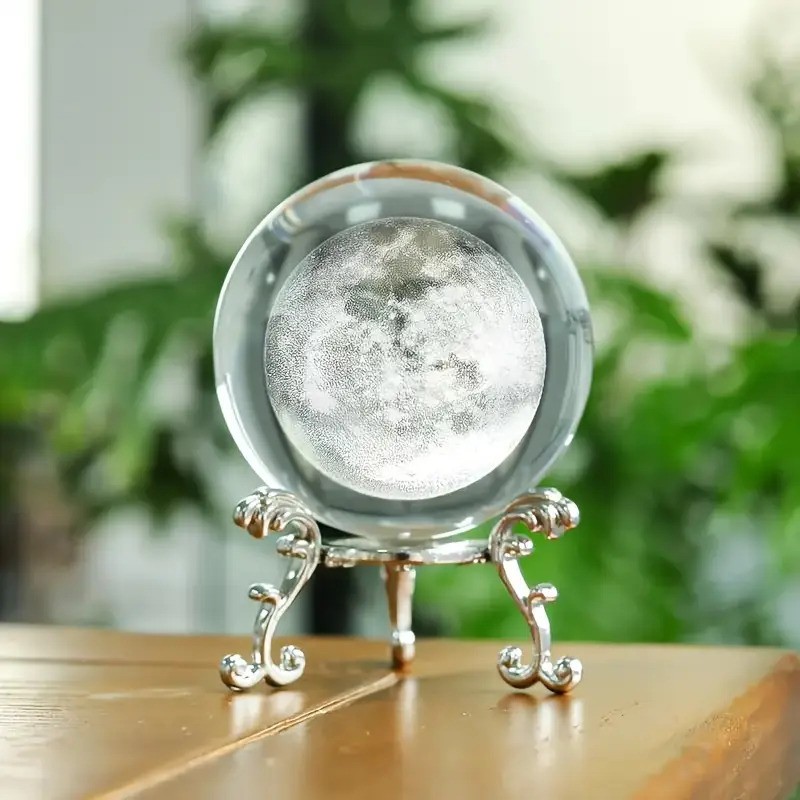 Ay Desenli Kristal Küre Dekoru – Metal Standlı Şık Masa Süsü