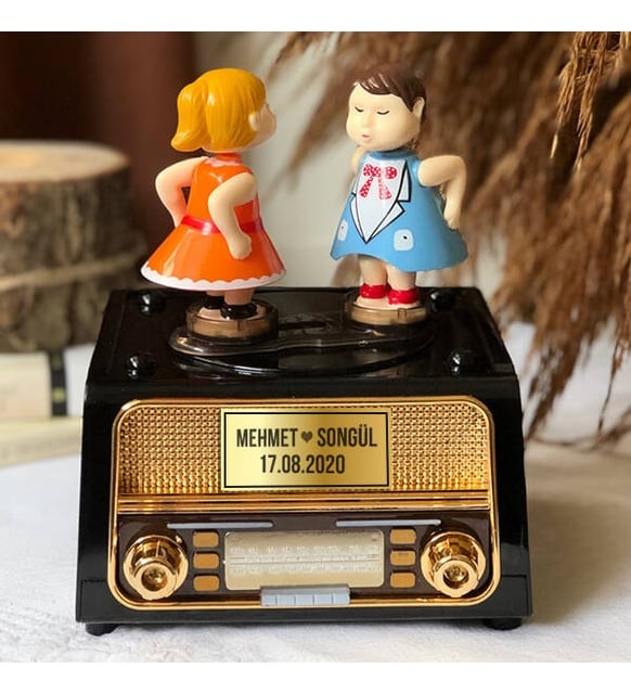 İsme Özel Hareket Eden ve Öpüşen Çift Nostaljik Müzik ve Takı Kutusu