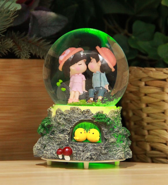 Kütük Üzerinde Oturan Romantik Sevgililer Işıklı Müzikli Orta Boy Kar Küresi