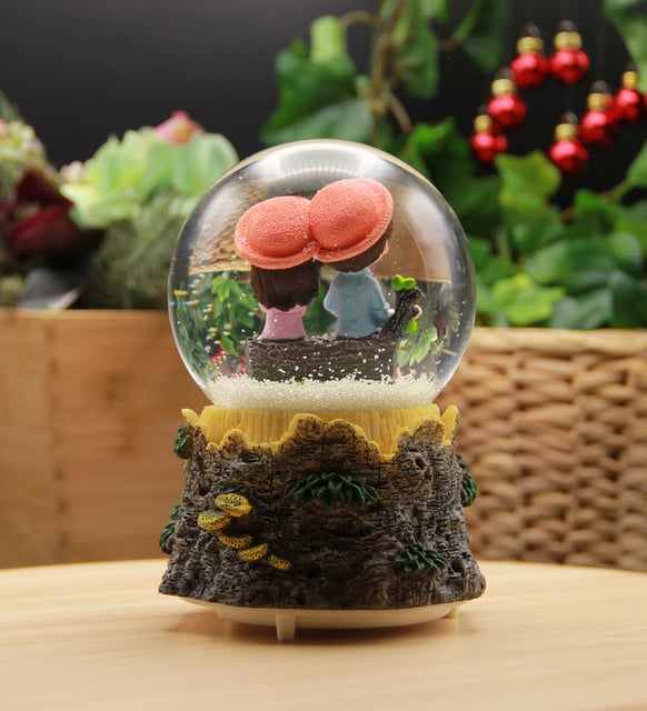 Kütük Üzerinde Oturan Sevgililer Işıklı Müzikli Orta Boy Kar Küresi